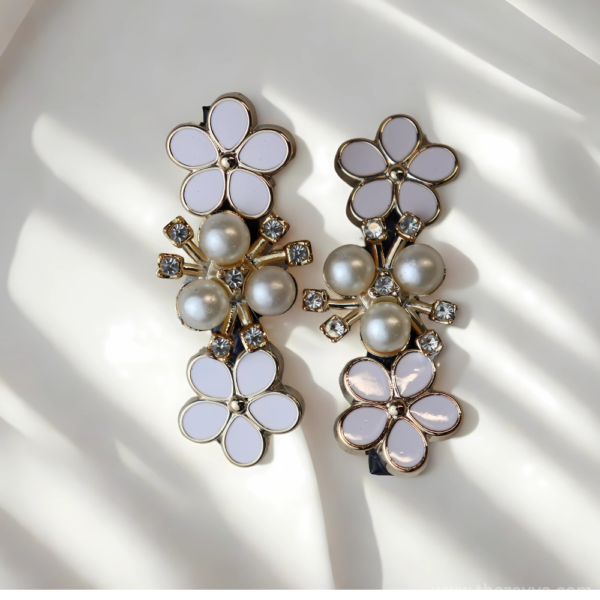 Aesthetic Noir Bloom Black Clip