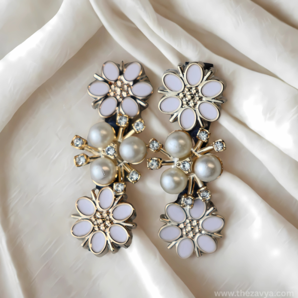 Thezavya white hairclip